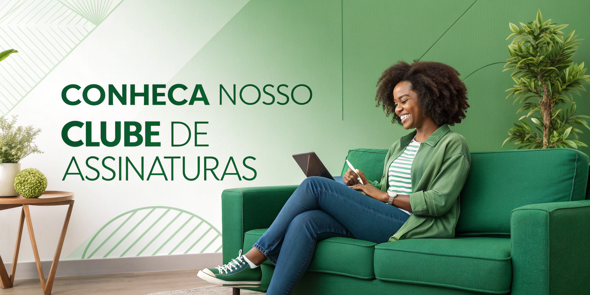 imagem-de-uma-mulher-feliz-sentada-em-um-sof--de-u (1)